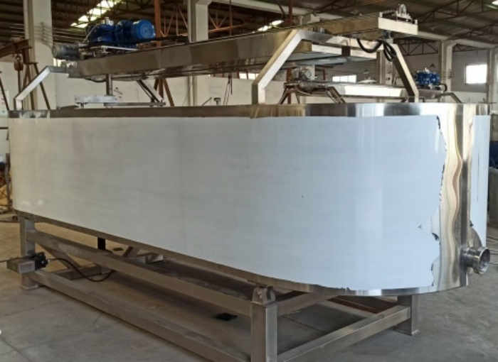 公司新增奶酪制作設(shè)備—不銹鋼奶酪槽、奶油摔打機(jī)